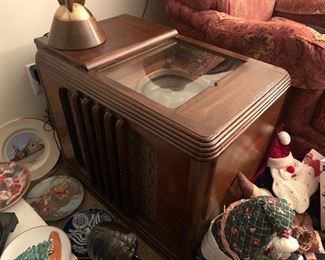 Rare and gorgeous Zenith shutter dial chair side radio. There is a two tier shelf on the other side