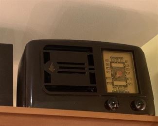 Beautiful Emerson bakelite tube radio
