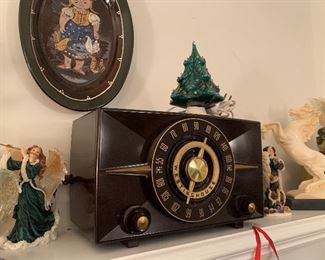 Vintage mid century Westinghouse bakelite radio 