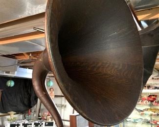 Edison music master cygnet horn in fantastic condition