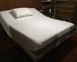 Tempur- Pedic lift bed. Clean, like new condition. (Queen ) 