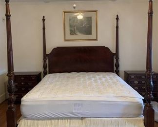 Immaculate Henredon Natchez Collection Four Poster Mahogany King Size Bed and Mattress Set
