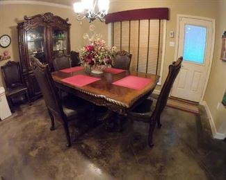 Beautiful 6 person Dining Table Set. In Impeccable Conidition
