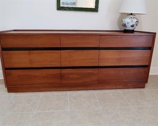 $1000.00 - MCM Esprit Merton L Gershun for Dillingham Dresser  in excellent condition - 72" W x 18.5" D x 30" H - Complete Bedroom Set for $2,100.00 