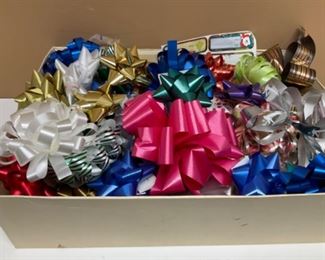 #1578G Box of bows and gift tags $2