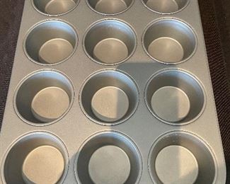 #1005A - Muffin tin - $4