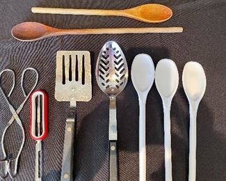 #1048A - Misc kitchen - $3