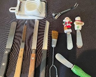 #1051A - Misc kitchen - $3