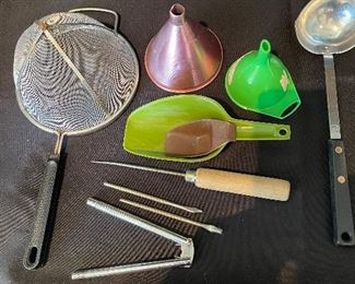 #1052 A - Misc kitchen stuff - $3