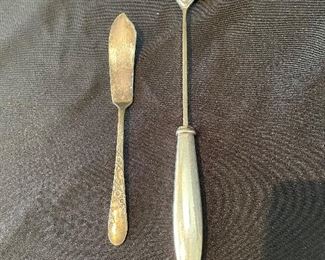 #1059A - Reed and Barton olive spoon and Tudor plate Oneida - $15
