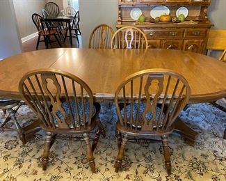 Dining room table with 4 leafs & 6 chairs