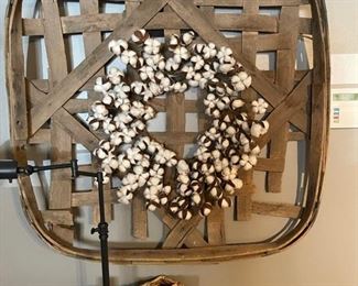 Tobacco basket w/natural cotton wreath