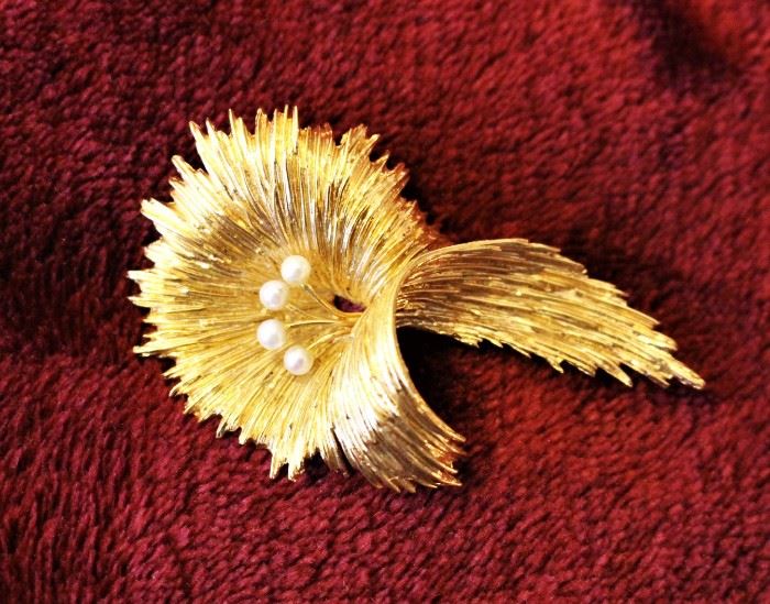 Beautiful 18 Kt. gold pin.                                                                                              Finer jewelry is never left overnight on premises.