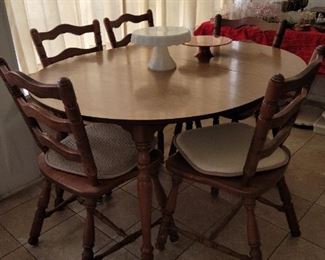Kitchen Table with Leaf and 5 Chairs