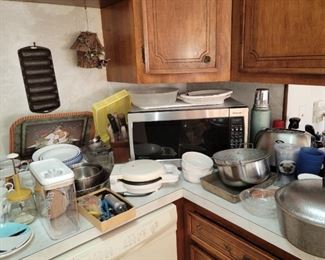 Kitchen Items - Microwave 