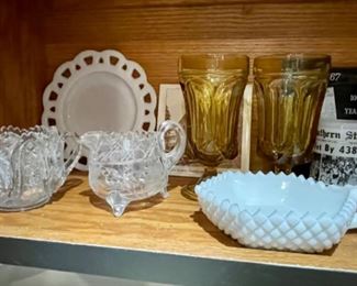 Milkglass, amber glasses
