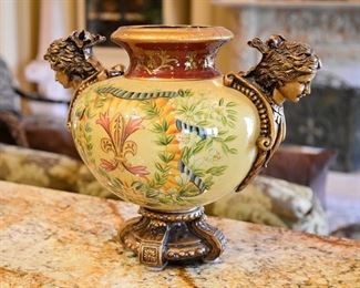 decorative jar/urn
