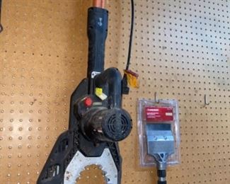 I don’t about y’all but this Jaw Saw sure looks like the shark from the Jaws movie! The optional extension pole is also available.