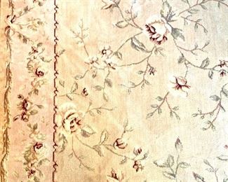 Wool carpet with floral motif