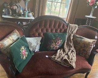 VICTORIAN WALNUT SOFA