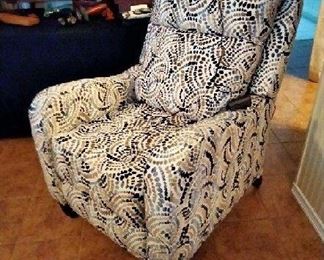 ELECTRIC RECLINER IN EXCELLENT CONDITION