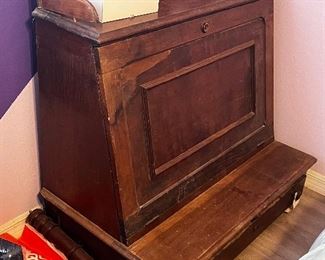 ANTUQUE DESK