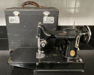 SINGER MODEL 221 FEATHERWEIGHT SEWING MACHINE