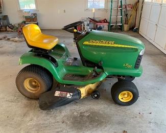 This lawn mower is in excellent running condition with a new battery 