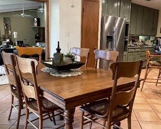 Antique Oak Table with Leaves and 6 Chairs