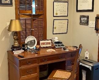 Vintage Maddox of Jamestown NY Kneehole Desk, Framed Rice Owl & Academic Seal of Rice University Needlepoint Pictures