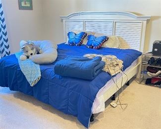 King Bed $500 56” t
91” w
78” d