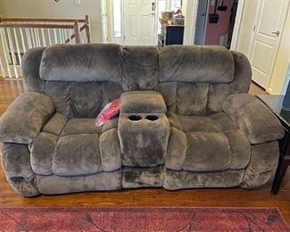 Manual reclining loveseat
$250
81w