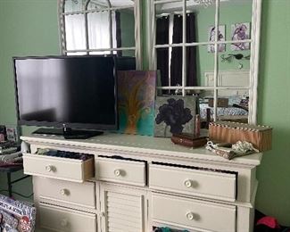 White Dresser $150 37t
70w
19d
Mirror
55t
32w