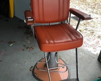 Vintage Belvedere salon chair. Excellent condition. Seat Back lays back for wash sink. 
