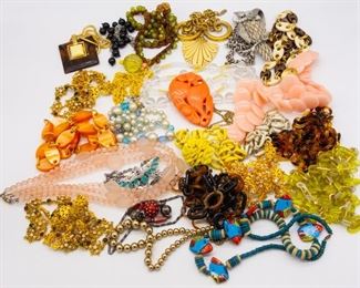 Vintage Lot 25 Ladies Fashion Necklaces incl Trifari