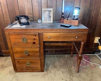 Vintage  MCM 1960s Bassett Furniture company desk