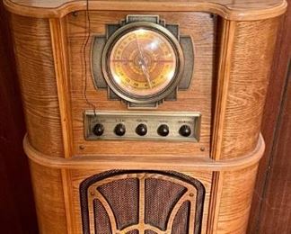 Thomas collector edition radio cassette player in wooden case. Works well.