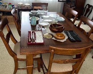 Kinkaid 6 chair dinning room table built in leaves 

6ft long 46”W 29” H
Leaves 20” each 