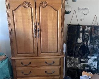 $100
Pensylvania house furniture armoire maple wood