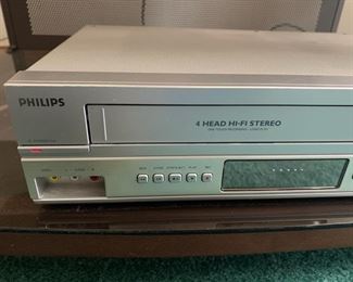 Philips Video Cassette Recorder/DVD Player Model: DVP3345V/17