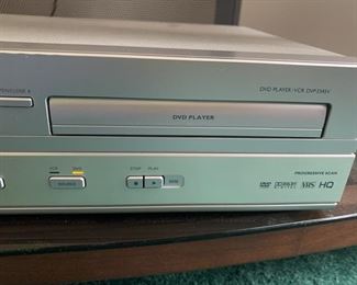 Philips Video Cassette Recorder/DVD Player Model: DVP3345V/17