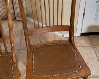 Antique Dining Table w/ 4 Mismatch Chairs	30in H x 48in  diameter	
