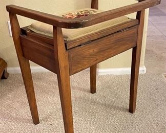 Antique Needlepoint Seat Chair	24x20.5x17.5in	HxWxD
