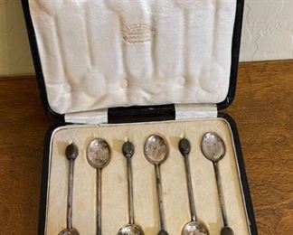 6pc Antique Sterling Silver Edinburgh Spoons	case: 6.5x5.5in	
