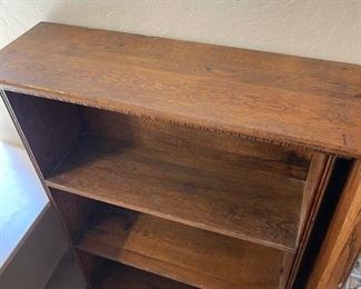 Oak bookshelf three shelf unit	44. 5 x 27.5 x 9.5	HxWxD
