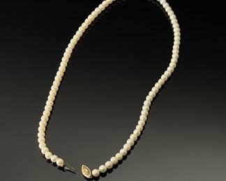 Vintage graduated Pearl Necklace w/ 14k Gold Clasp	18in Long  Center Pearl: 10x7.5mm	
