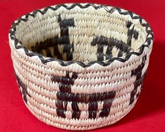 Small Papago/Pima Dog Figural Basket Native American Tohono O'odham	4x6.25	
