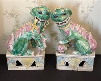 2pc Ceramic Foo dogs Chinese Pottery	9 x 5.5 by 3in	HxWxD
