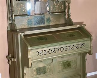 Farrand & Votey Antique Pump Organ	74 x 50 x 24in	HxWxD
