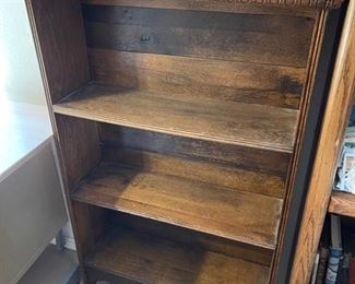Oak bookshelf three shelf unit	44. 5 x 27.5 x 9.5	HxWxD
